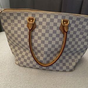 Louis Vuitton bag in great Condition..